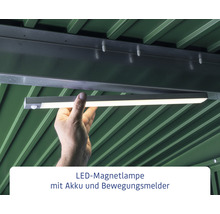 LED Magnetlampe mit Akku und Bewegungsmelder wird an der Decke befestigt