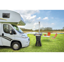 Scène avec camping-car, barbecue au charbon de bois avec hotte d''extraction en acier inoxydable, table de jardin et chaises sur une pelouse