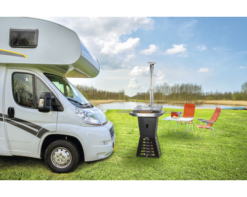 Scène avec camping-car, barbecue au charbon de bois avec hotte d''extraction en acier inoxydable, table de jardin et chaises sur une pelouse