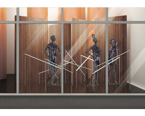 Schaufenster mit drei Schaufensterpuppen vor Holzhintergrund und abstrakten Lichtelementen