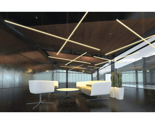 Büroraum mit linearen Pendelleuchten, Sesseln, Sofa, Tisch und Topfpflanzen