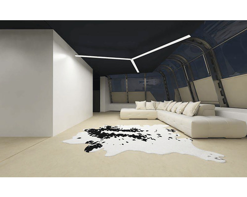 Modernes Wohnzimmer mit schwarzer Decke, Ecksofa, Kuhfellteppich und linearer Deckenleuchte