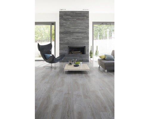 Salon lumineux avec sol stratifié gris, cheminée et sièges