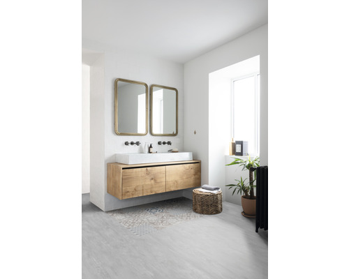 Salle de bains lumineuse avec meuble-lavabo, miroirs et décoration