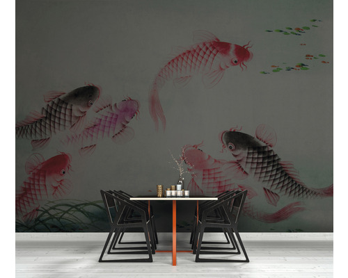 Salle à manger avec papier peint à motif de poissons, table à manger et chaises.