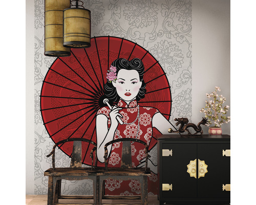 Asiatisch inspiriertes Zimmer mit Tapete, Stühlen und Schrank