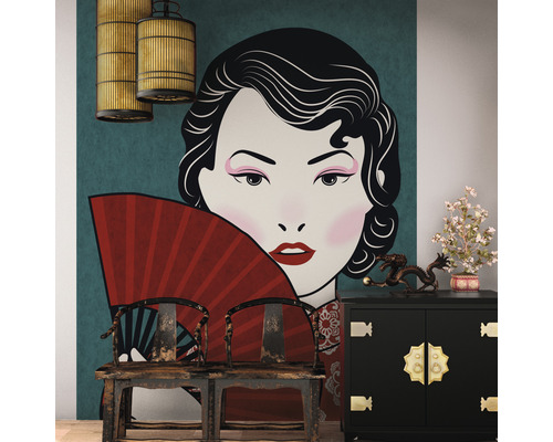 Dekoratives Interieur mit einer Tapete, die eine Frau mit Fächer darstellt, kombiniert mit Möbeln im asiatischen Stil.