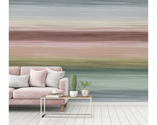 Salon avec canapé, table et papier peint à motifs