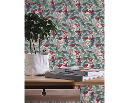 Zimmer mit botanischer Mustertapete, Pflanze und Bücher auf einem Tisch