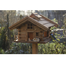 Vogelhaus im Chalet-Stil mit Meise