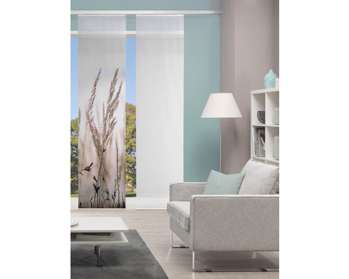 Wohnzimmer mit Schiebegardinen, Sofa und Regal