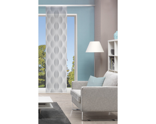 Wohnzimmer mit Schiebegardine mit Wellenmuster am Fenster