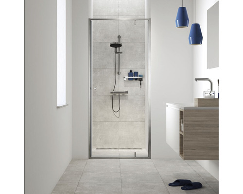 Salle de bains avec cabine de douche, robinetterie et lavabo