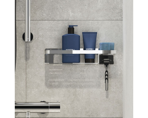 Salle de bain avec étagère de douche, produits cosmétiques et rasoir