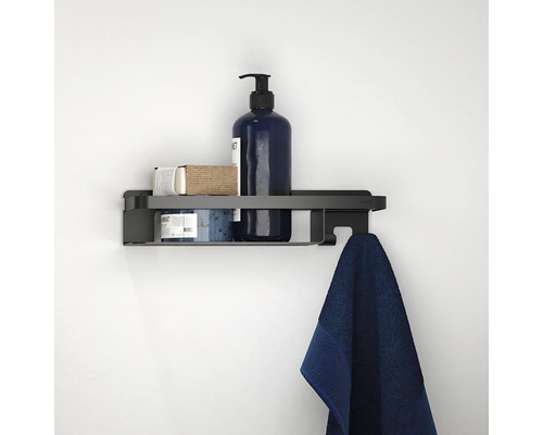 Étagère murale noire avec serviette et articles de bain
