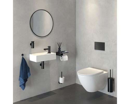 Salle de bains moderne avec WC suspendu, lavabo, miroir et accessoires