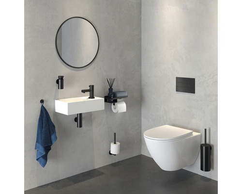 Salle de bain lumineuse avec lavabo, toilettes et accessoires