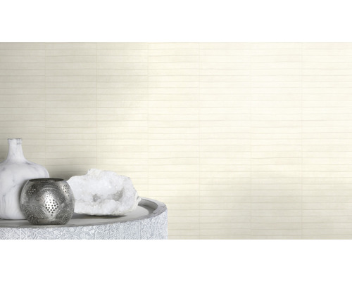 Helle Wandfliesen mit horizontalem Linienmuster für ein modernes Raumdesign.