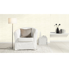 Helles Wohnzimmer mit Sessel, Stehlampe und Wandregal