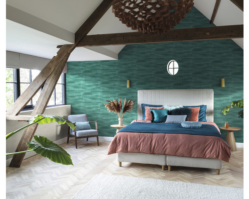 Helles Schlafzimmer mit Doppelbett, gemusterter Tapete und Holzbalken