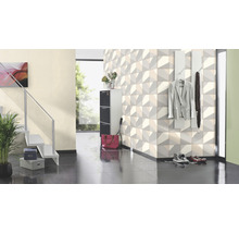 Flur mit Treppe, Schuhschrank und geometrischer Tapete