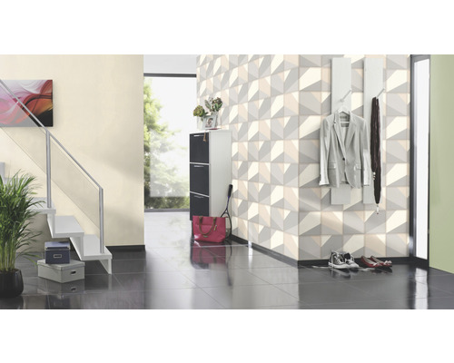 Flur mit Treppe, Schuhschrank und geometrischer Tapete