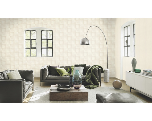 Wohnzimmer mit Tapete im Quadratmuster, Sofas und Dekorationsgegenständen für eine moderne Inneneinrichtung.