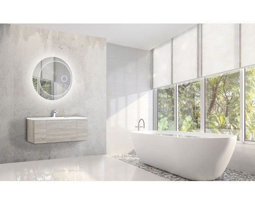 Salle de bain avec meuble-lavabo, miroir avec éclairage et baignoire