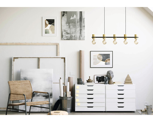 Atelier avec chevalets, toiles, fauteuil, commode et suspension