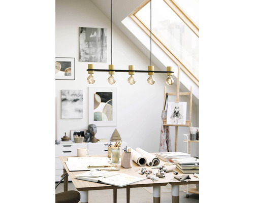 Scène avec une suspension au-dessus d''une table dans un atelier.