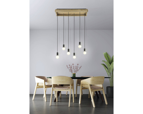 Salle à manger avec table à manger, chaises et suspension avec sept ampoules