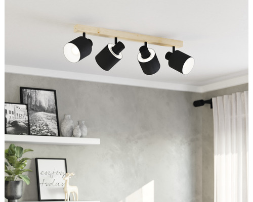 Plafonnier avec quatre spots dans un salon.