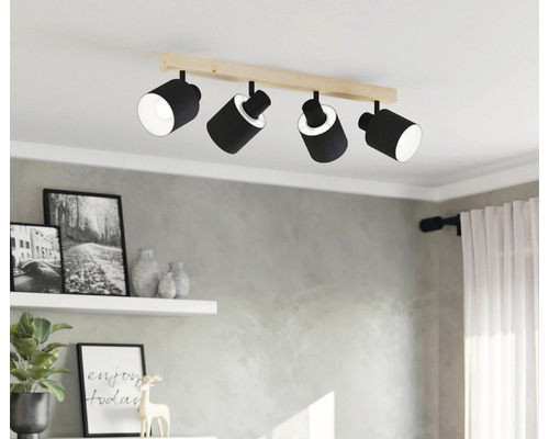 Plafonnier avec quatre spots sur une latte en bois