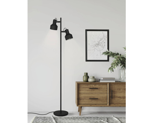 Stehleuchte mit zwei Lampen und Holzkommode im Wohnzimmer