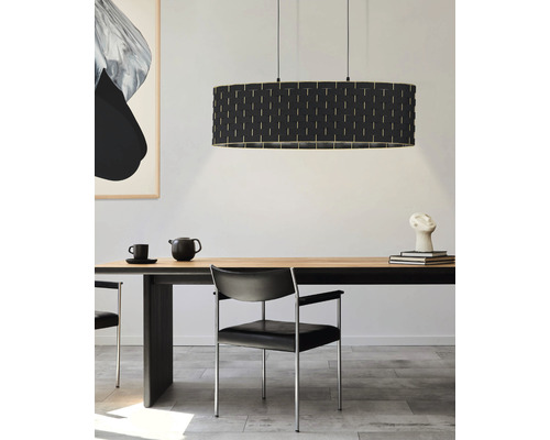 Esszimmer mit Esstisch, Stühlen und ovaler Hängeleuchte