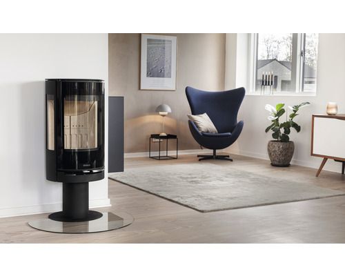 Modernes Wohnzimmer mit Kaminofen und blauem Sessel