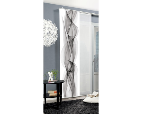 Raum mit Schiebegardine mit abstraktem Muster, Tisch und Teppich