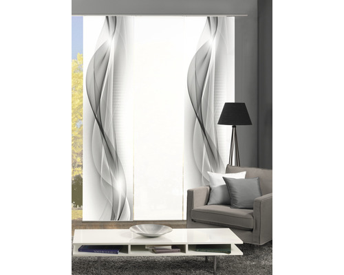 Dekorative Schiebegardine mit abstraktem Muster in einem modern eingerichteten Wohnzimmer.