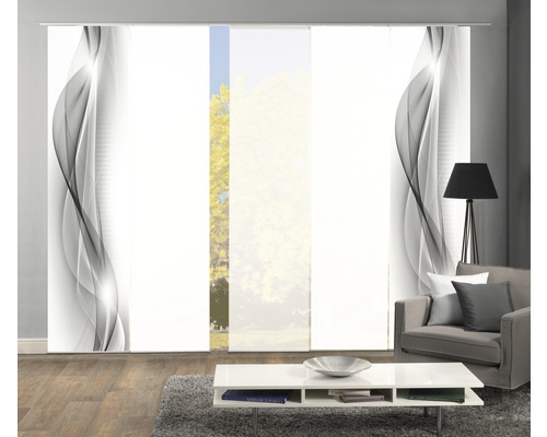 Schiebegardinen mit abstraktem Muster im Wohnzimmer