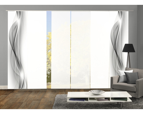 Dekoschals mit abstraktem Muster in einem Wohnzimmer