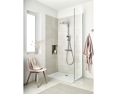 Badezimmer mit Duschkabine, Duschsystem und Sitzgelegenheit