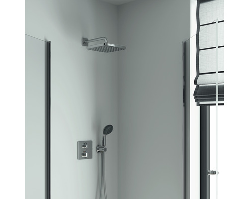 Moderne Dusche mit Kopfbrause, Handbrause und Thermostatarmatur in einem hellen Badezimmer.