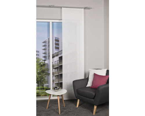 Wohnzimmer mit Fensterdekoration, Sessel und Beistelltisch für ein stilvolles Ambiente