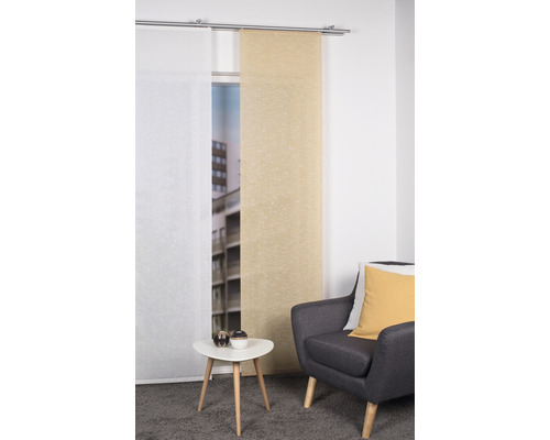 Salon avec panneaux coulissants, fauteuil et table d''appoint