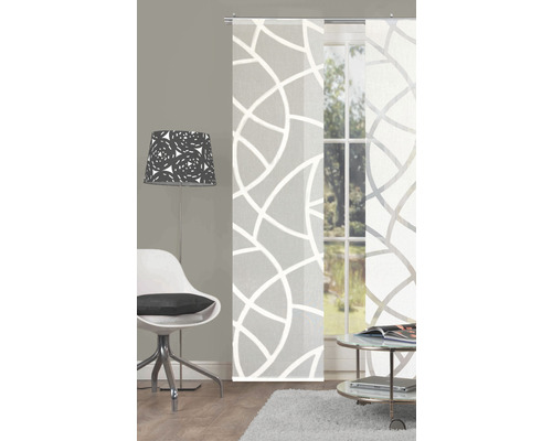 Wohnzimmer mit Schiebegardinen und geometrischem Muster