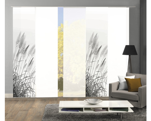 Schiebegardinen mit Gräser-Motiv in einem Wohnzimmer
