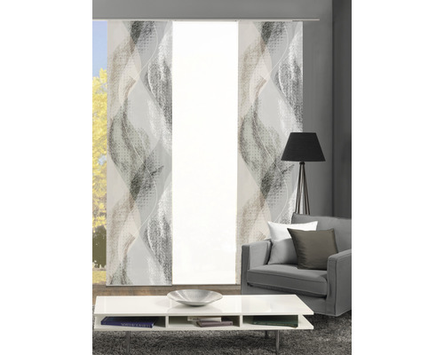 Wohnzimmer mit Schiebevorhängen, Couch, Stehlampe und Tisch