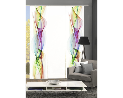 Wohnzimmer mit Schiebegardinen mit farbigem Muster, Sofa und Tisch