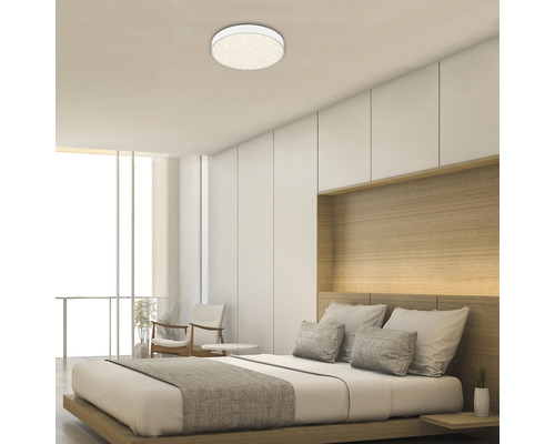 Modernes Schlafzimmer mit Deckenleuchte und Doppelbett.