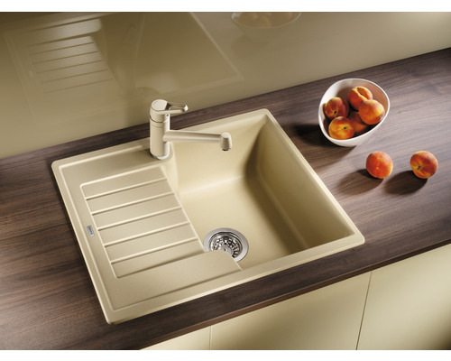 Évier avec égouttoir et robinet sur un plan de travail de cuisine